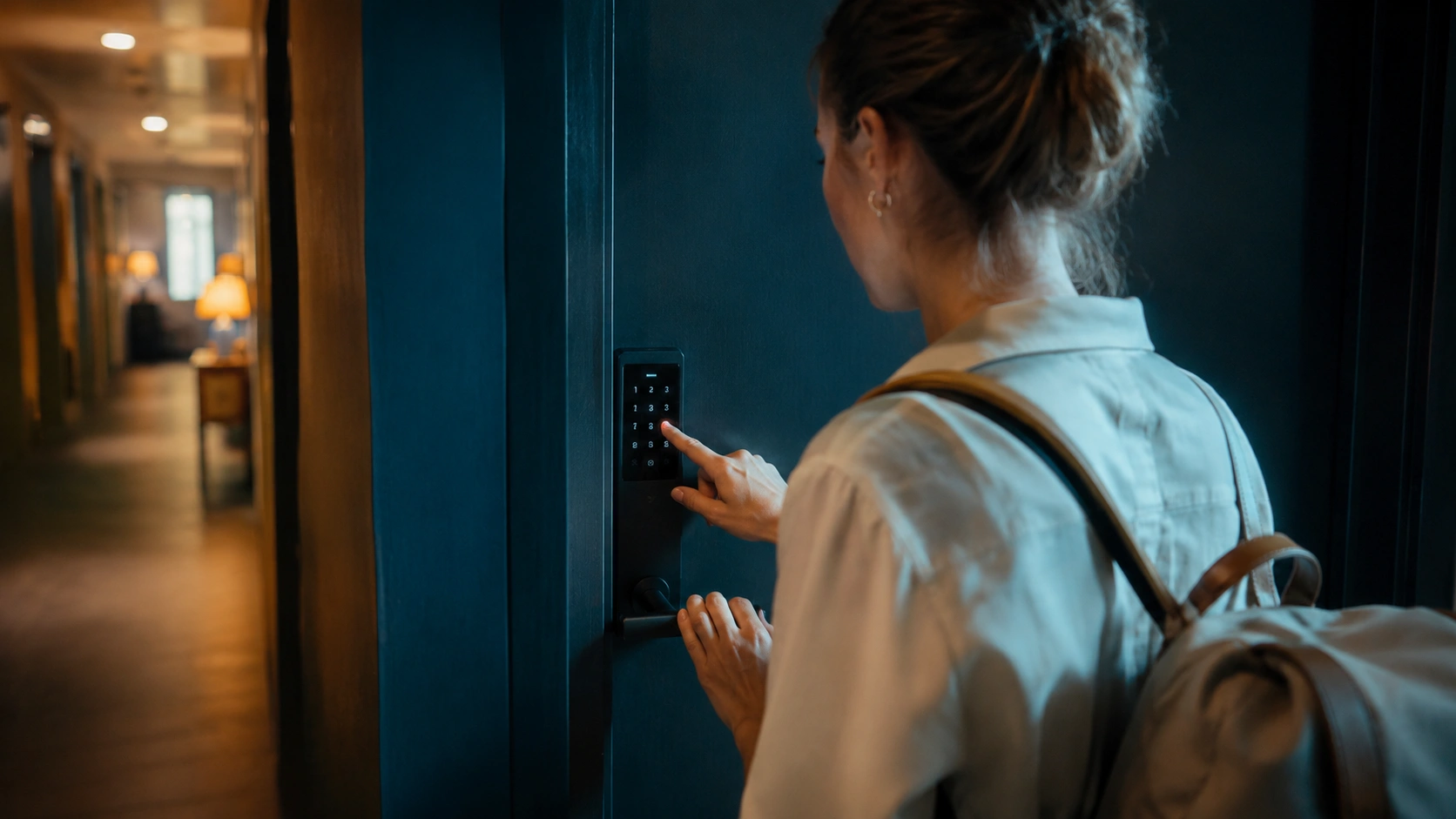Huésped abriendo cerradura inteligente con código numérico